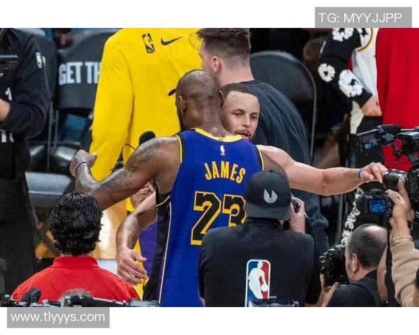 汤普森与库里携手砍下72分，勇士横扫湖人取得10连胜